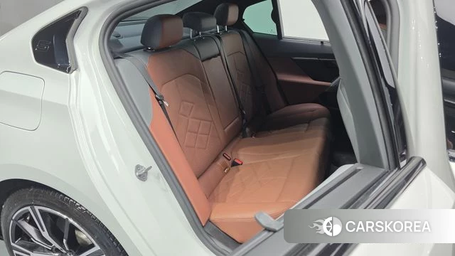 BMW 5 Series (G60) 2025 Белый из Кореи, фото 2