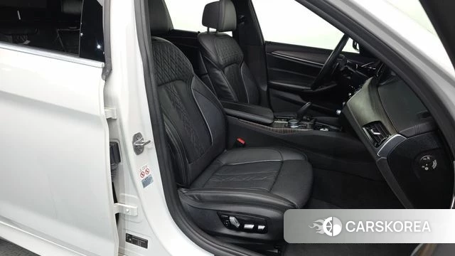 BMW 5 Series (G30) 2018 Белый из Кореи, фото 2