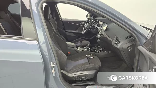 BMW 1 Series (F40) 2021 Светло-серебряный цвет из Кореи, фото 2