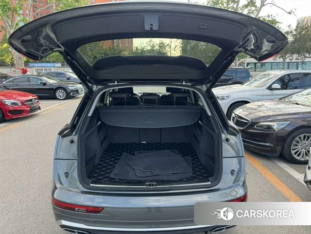 Audi Q5L 2021 Темно-серый из Китая, фото 2