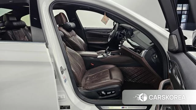 BMW 5 Series (G30) 2018 Белый из Кореи, фото 2