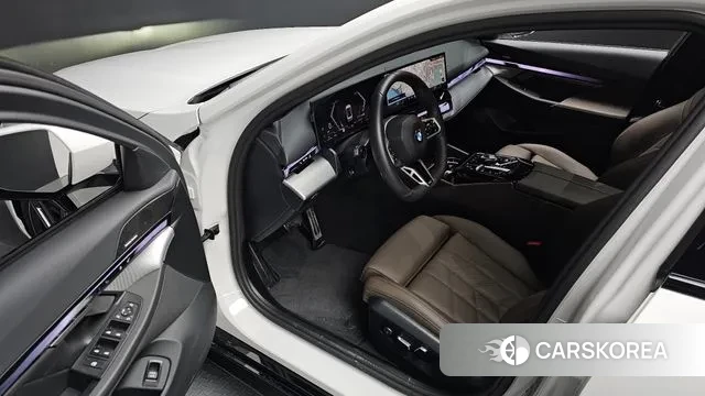 BMW 5 Series (G60) 2024 Белый из Кореи, фото 2