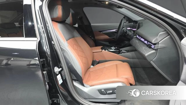 BMW 5 Series (G60) 2023 Черный из Кореи, фото 2