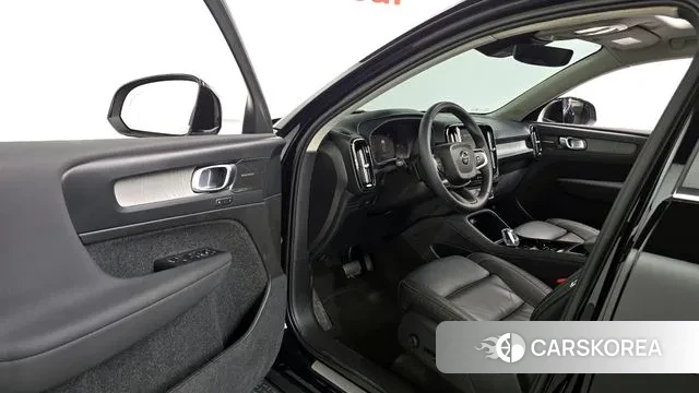 Volvo XC40 2023 Черный из Кореи, фото 2