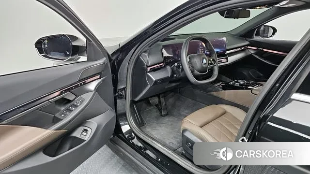 BMW 5 Series (G60) 2025 Черный из Кореи, фото 2