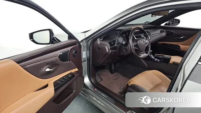 Lexus ES300h 7th generation 2019 Песочный из Кореи, фото 2