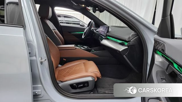 BMW 5 Series (G60) 2024 Светло-серебряный цвет из Кореи, фото 2