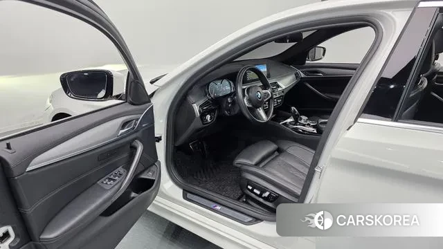 BMW 5 Series (G30) 2018 Белый из Кореи, фото 2