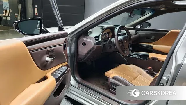 Lexus ES300h 7th generation 2021 Песочный из Кореи, фото 2