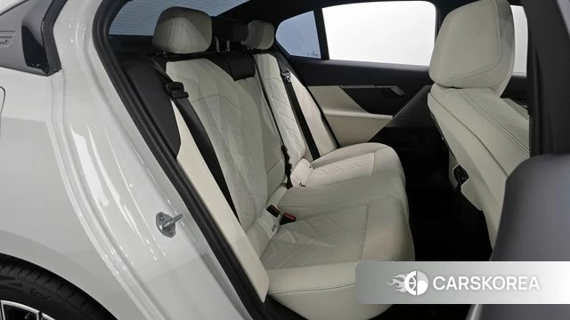 BMW 5 Series (G60) 2025 Белый из Кореи, фото 2
