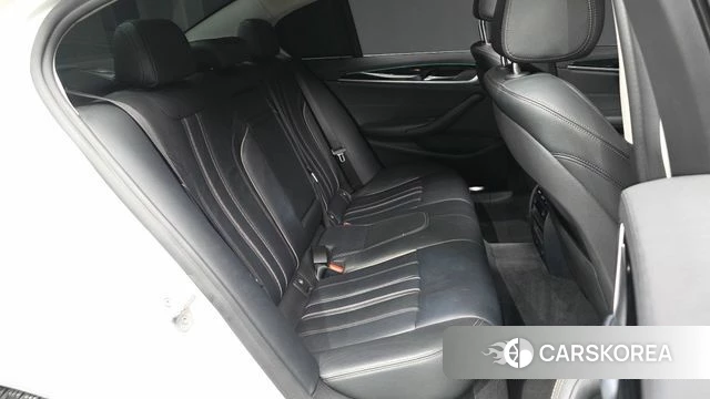 BMW 5 Series (G30) 2018 Белый из Кореи, фото 2