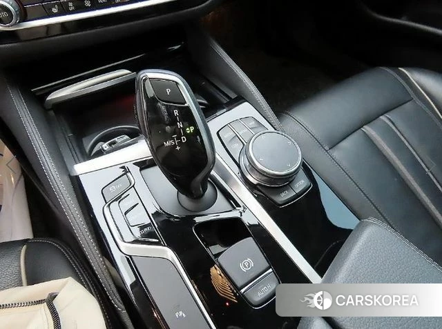 BMW 5 Series (G30) 2018 Белый из Кореи, фото 2