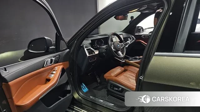 BMW X7 (G07) 2024 Песочный из Кореи, фото 2