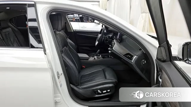 BMW 5 Series (G30) 2023 Белый из Кореи, фото 2