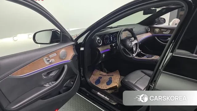 Mercedes-Benz E-Class W213 2021 Черный из Кореи, фото 2