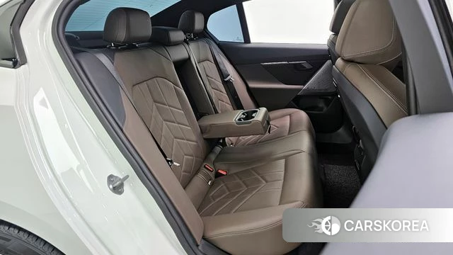 BMW 5 Series (G60) 2024 Белый из Кореи, фото 2
