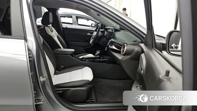 Chevrolet (GM Daewoo) Trax Crossover 2024 Серебряный из Кореи, фото 2