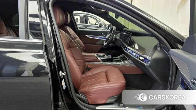 BMW 7 Series (G70) 2023 Черный из Кореи, фото 2