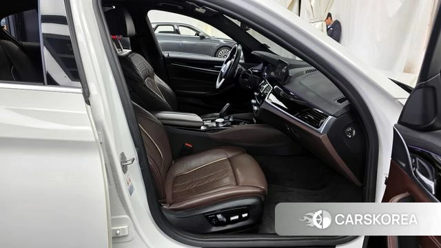 BMW 5 Series (G30) 2019 Белый из Кореи, фото 2