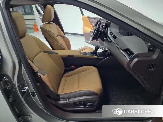 Lexus ES300h 7th generation 2020 Серебристо-серый из Кореи, фото 2