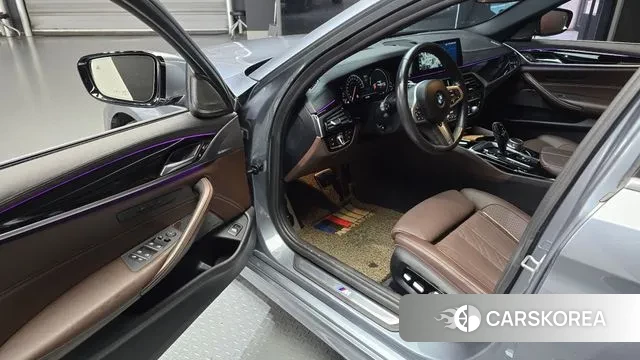 BMW 5 Series (G30) 2018 Серый из Кореи, фото 2