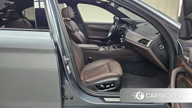 BMW 5 Series (G30) 2018 Серебристо-серый из Кореи, фото 2