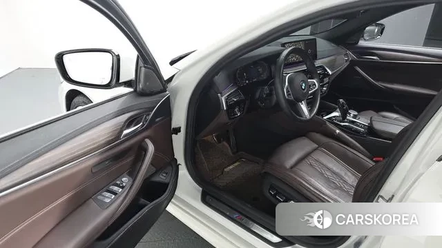 BMW 5 Series (G30) 2020 Белый из Кореи, фото 2