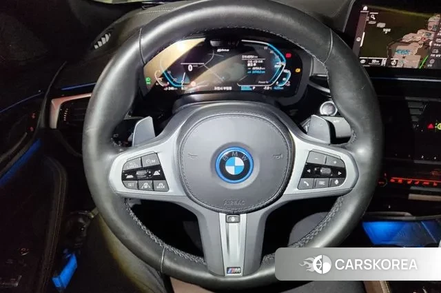 BMW 5 Series (G30) 2023 Серебристо-серый из Кореи, фото 2