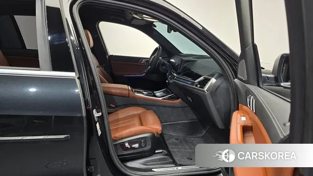 BMW X7 (G07) 2024 Черный из Кореи, фото 2