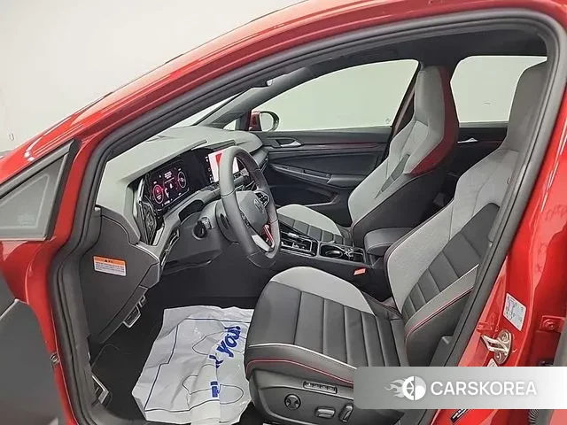 Volkswagen Golf 8th Generation 2024 Красный из Кореи, фото 2