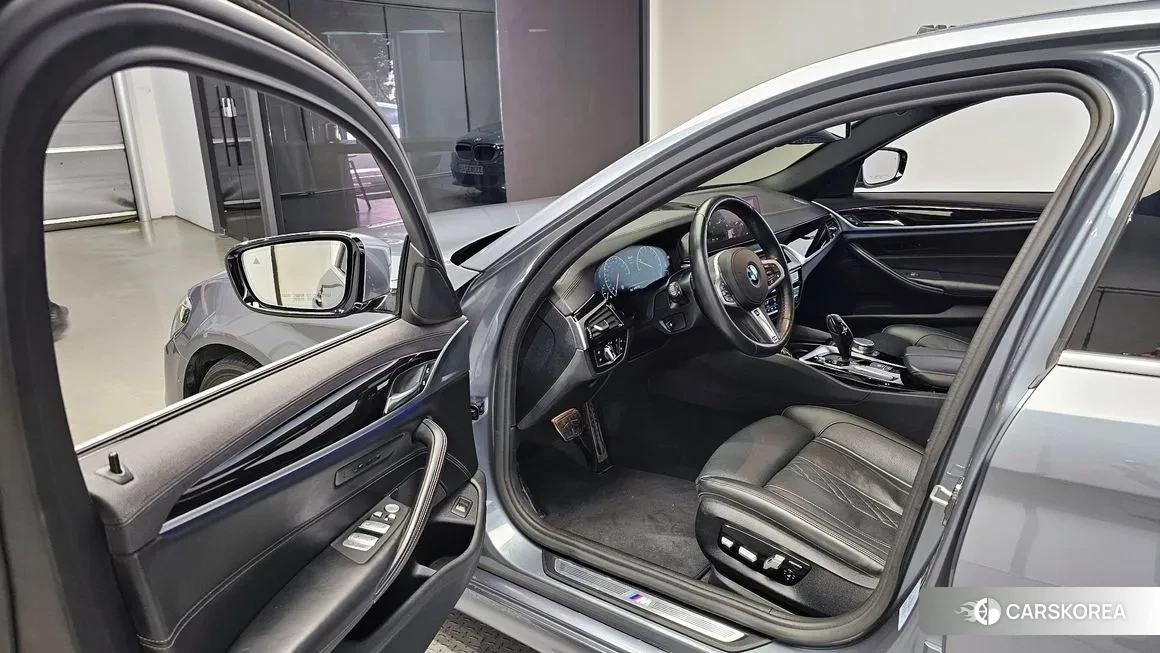 BMW 5 Series (G30) 2019 Светло-серебряный цвет из Кореи, фото 2