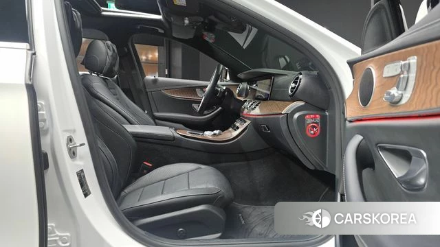 Mercedes-Benz E-Class W213 2023 Белый из Кореи, фото 2