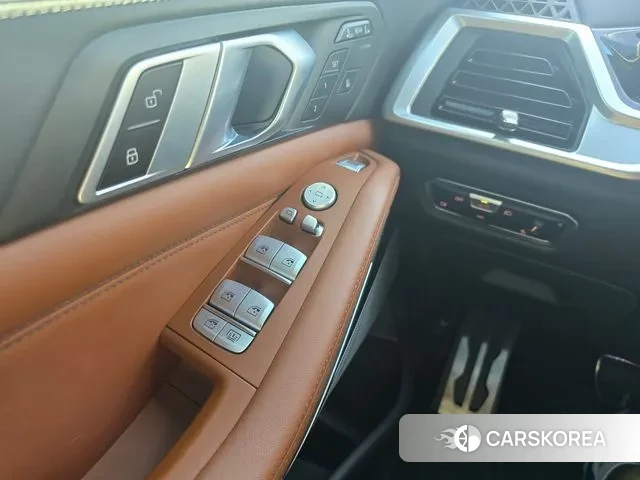 BMW X7 (G07) 2023 Серебристо-серый из Кореи, фото 2