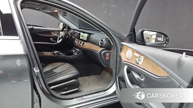 Mercedes-Benz E-Class W213 2018 Серый из Кореи, фото 2