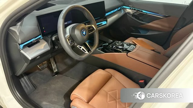 BMW 5 Series (G60) 2025 Белый из Кореи, фото 2