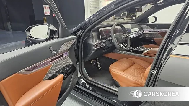 BMW 7 Series (G70) 2024 Черный из Кореи, фото 2