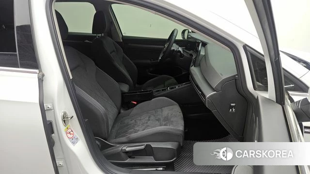 Volkswagen Golf 8th Generation 2022 Белый из Кореи, фото 2