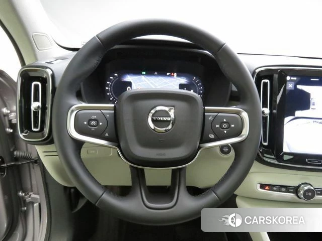 Volvo XC40 2026 Светло-серебряный цвет из Кореи, фото 2