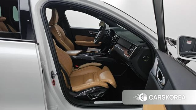 Volvo V60 Cross-Country 2nd Generation 2021 Белый из Кореи, фото 2