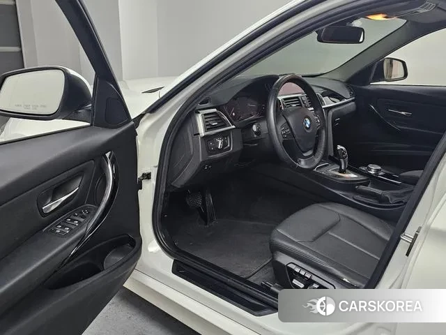 BMW 3 Series (F30) 2018 Белый из Кореи, фото 2