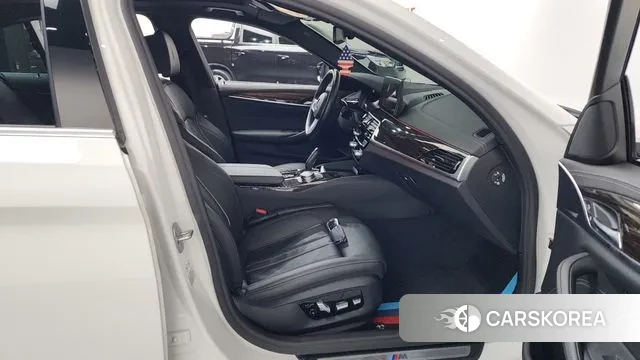 BMW 5 Series (G30) 2022 Белый из Кореи, фото 2