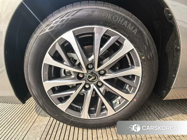 Lexus ES 2024 Серебристо-серый из Китая, фото 2