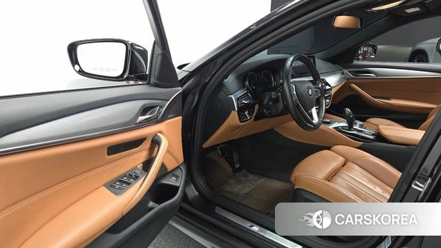 BMW 5 Series (G30) 2018 Серый из Кореи, фото 2