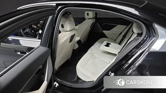 BMW 5 Series (G60) 2025 Черный из Кореи, фото 2