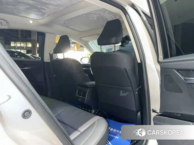 Toyota Camry 2025 Серебристо-серый из Китая, фото 2