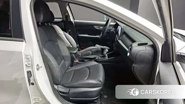 Kia The New K3 2nd generation 2021 Белый из Кореи, фото 2