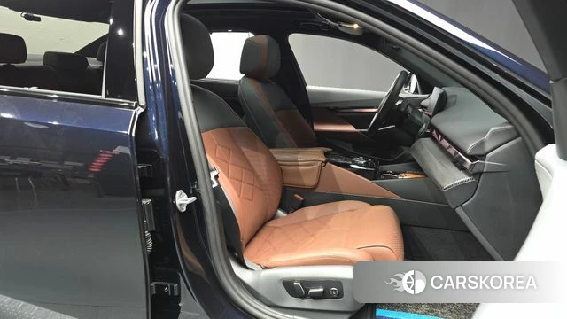 BMW 5 Series (G60) 2025 Черный из Кореи, фото 2