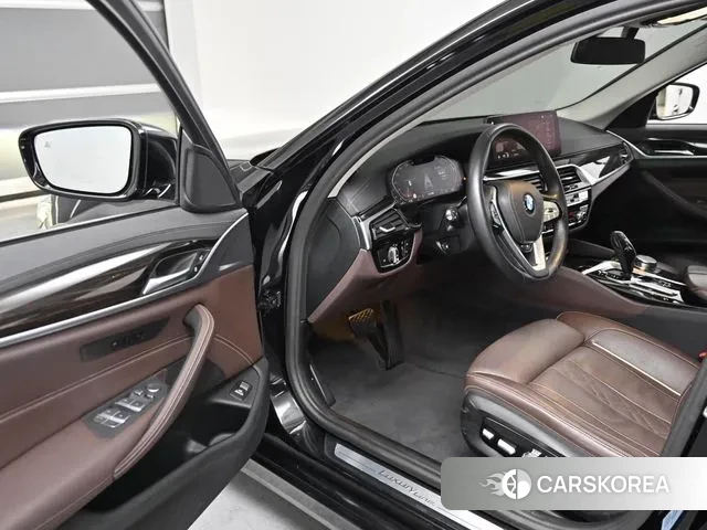 BMW 5 Series (G30) 2023 Черный из Кореи, фото 2