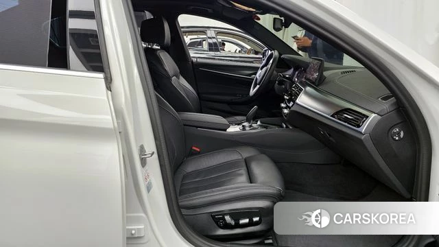 BMW 5 Series (G30) 2023 Белый из Кореи, фото 2