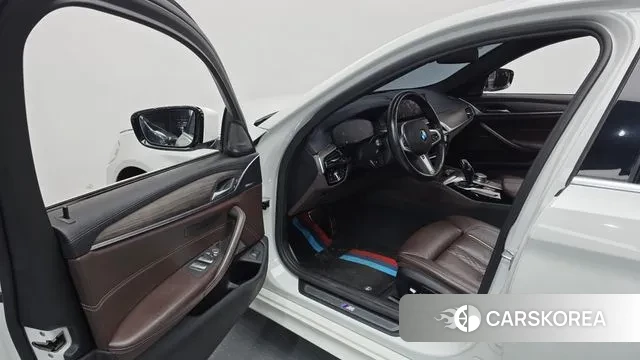 BMW 5 Series (G30) 2020 Белый из Кореи, фото 2